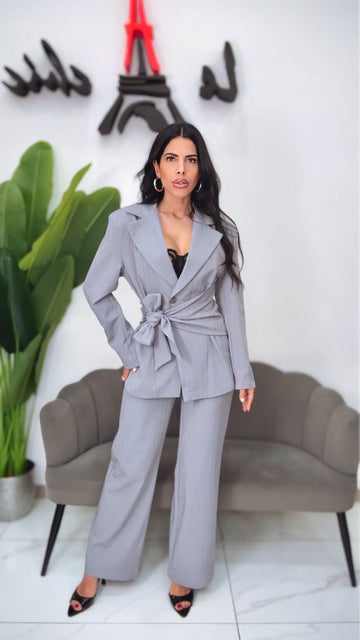Tailleur con pantalone vita alta e giacca con fiocco
